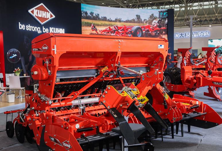 灵武开展玉米电驱精量播种机示范作业 助力粮食生产提质增效